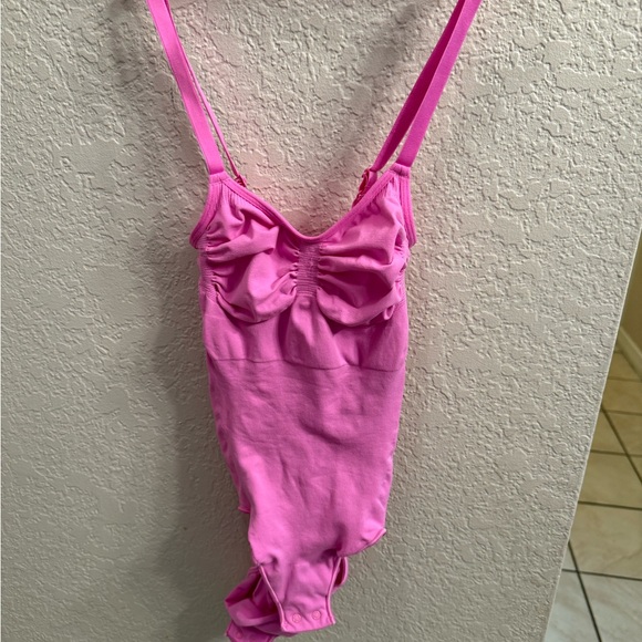 SKIMS Sculpting bodysuit Neon pink - Picture 5 of 9